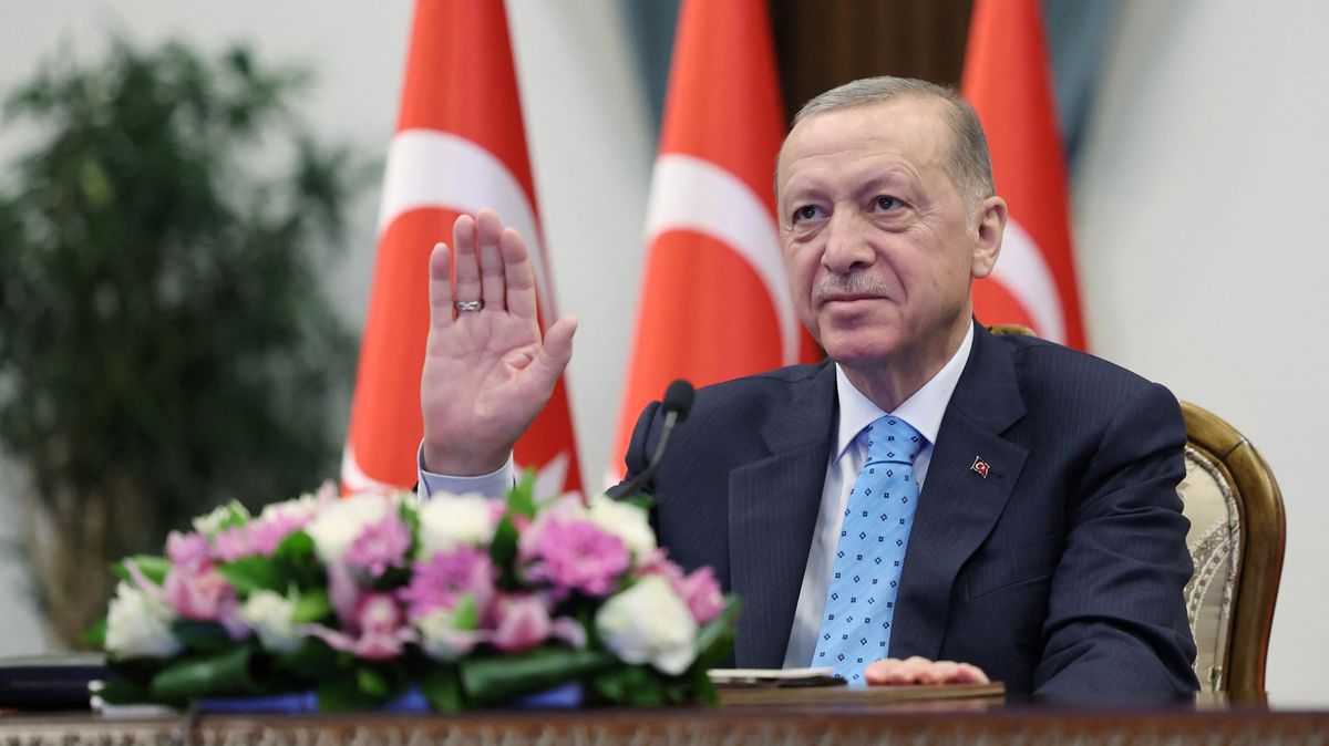 Erdogan se po zdravotní indispozici poprvé objevil na veřejnosti. Rovnou představil astronauta